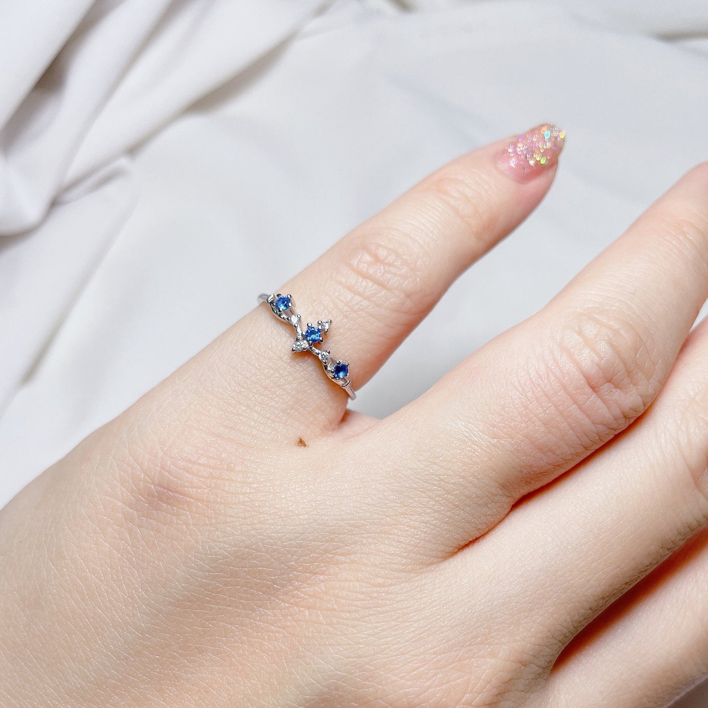 Anillo simple con piedras preciosas de zafiro azul