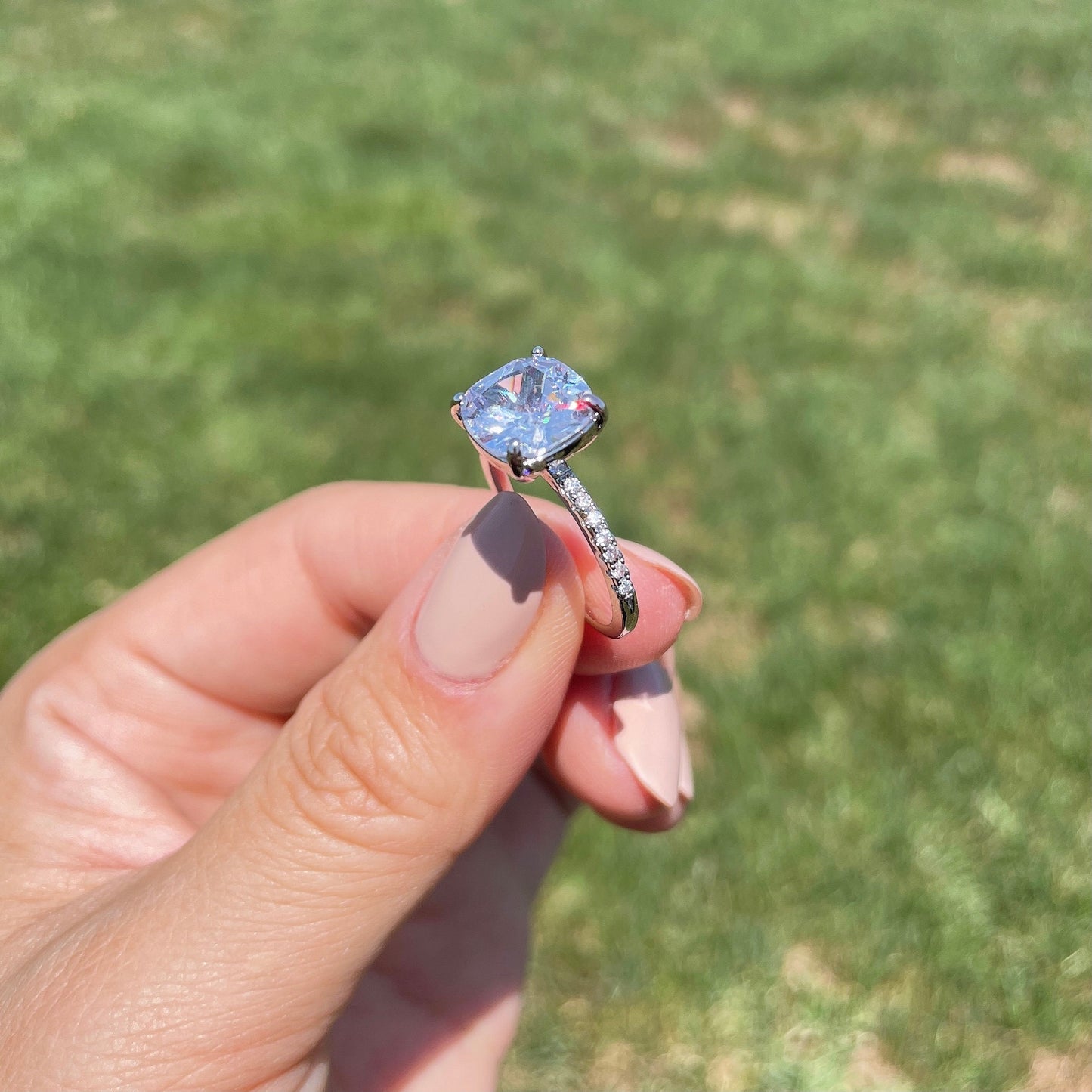 Anillo de boda sencillo con pavé de diamantes y cojín de cuatro puntas, anillo solitario de compromiso de cristal, joyería coreana sostenible asequible