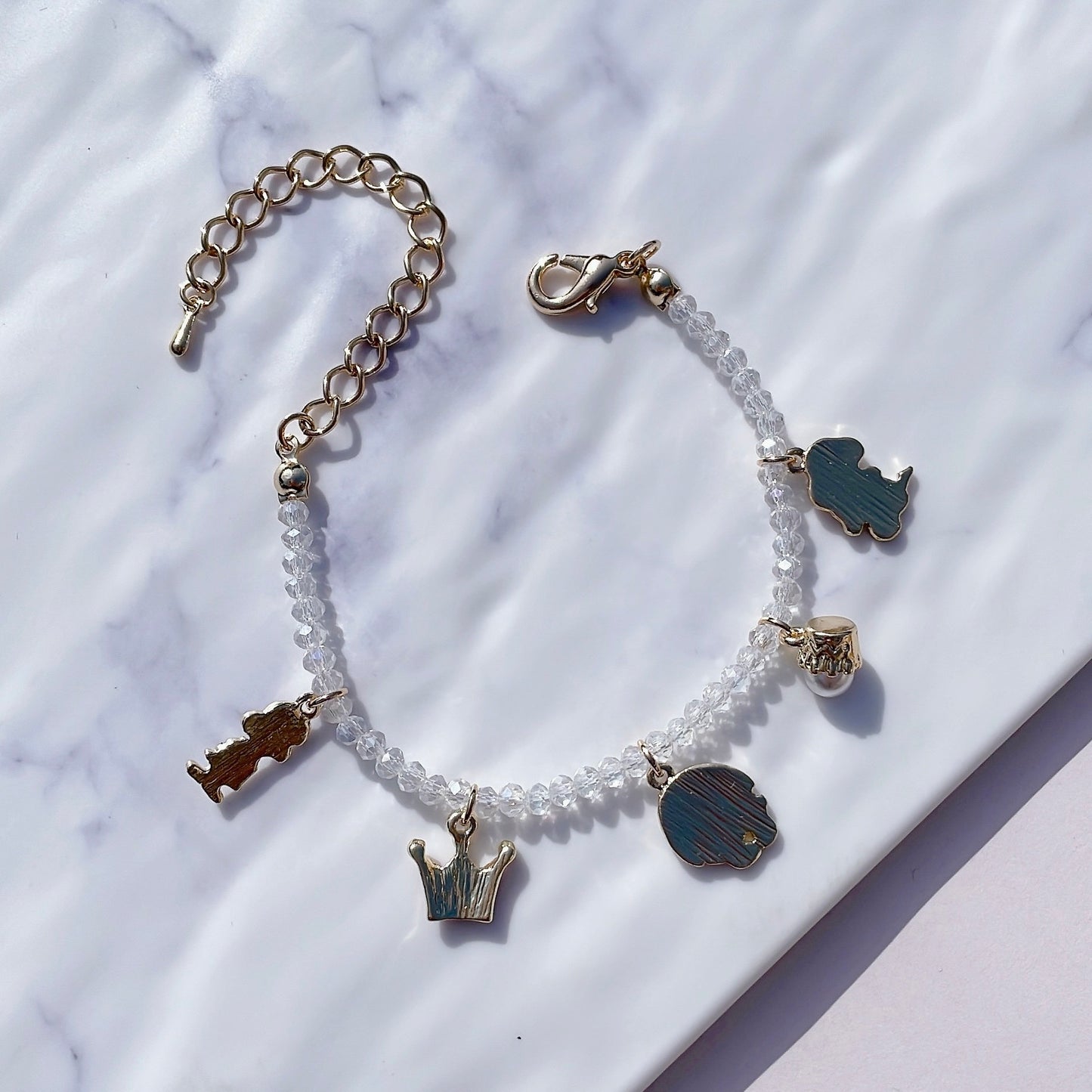 Pulsera de cuentas Lucy | Banda ajustable con cuentas | Serie Amistad | Decoración colgante con dijes | Lindo colgante de personaje esmaltado