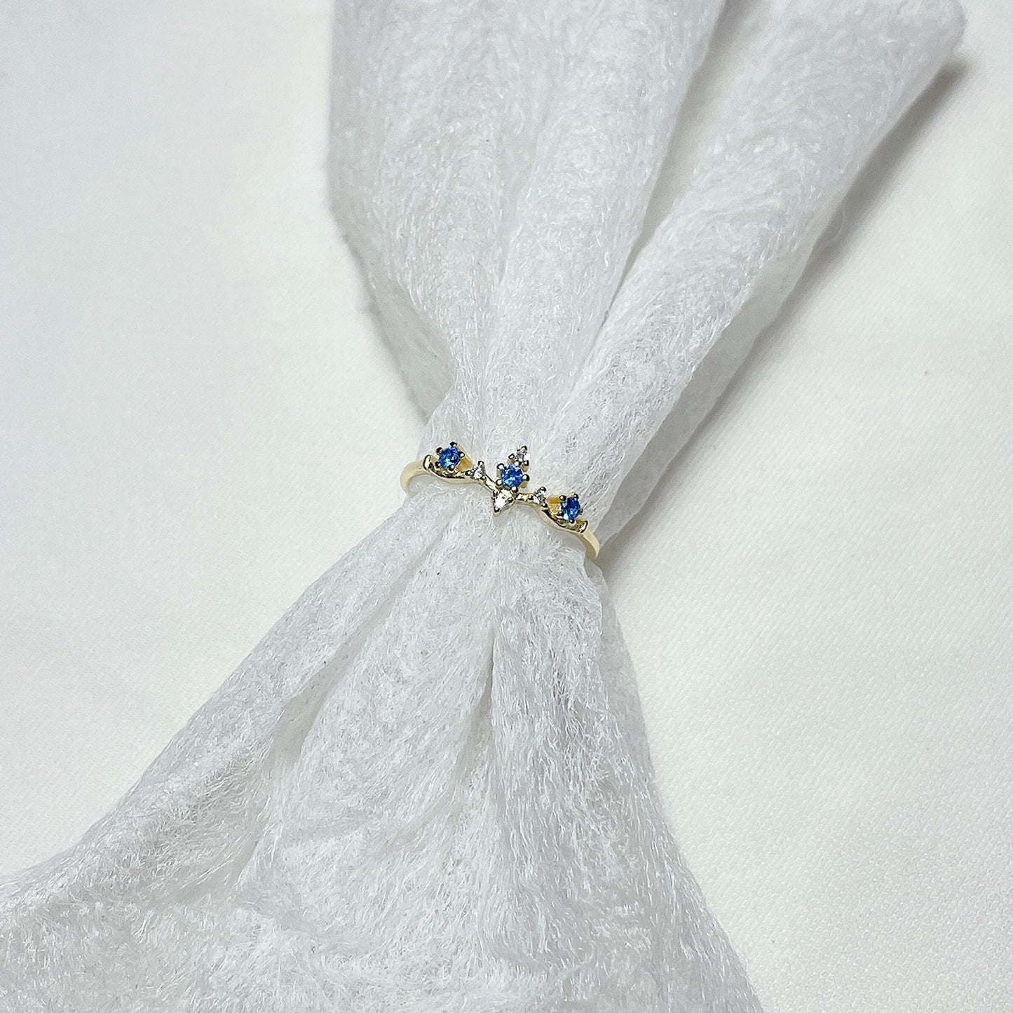 Anillo simple con piedras preciosas de zafiro azul