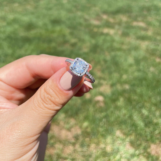 Anillo de boda con halo de diamantes de cojín blanco, anillo solitario de compromiso de cristal, joyería coreana sostenible asequible