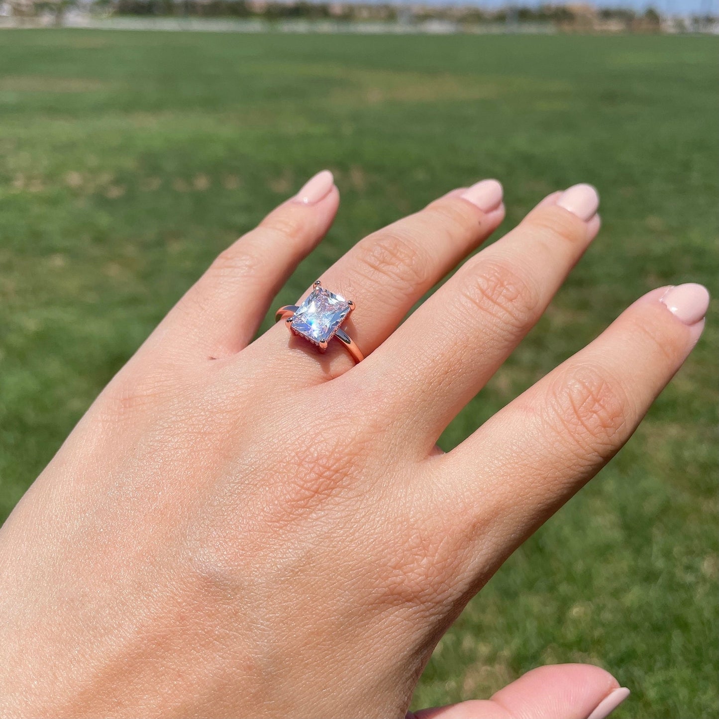 Anillo de boda de cesta de pavé de diamantes de talla esmeralda de oro rosa, anillo de solitario de compromiso de cristal, joyería coreana sostenible asequible