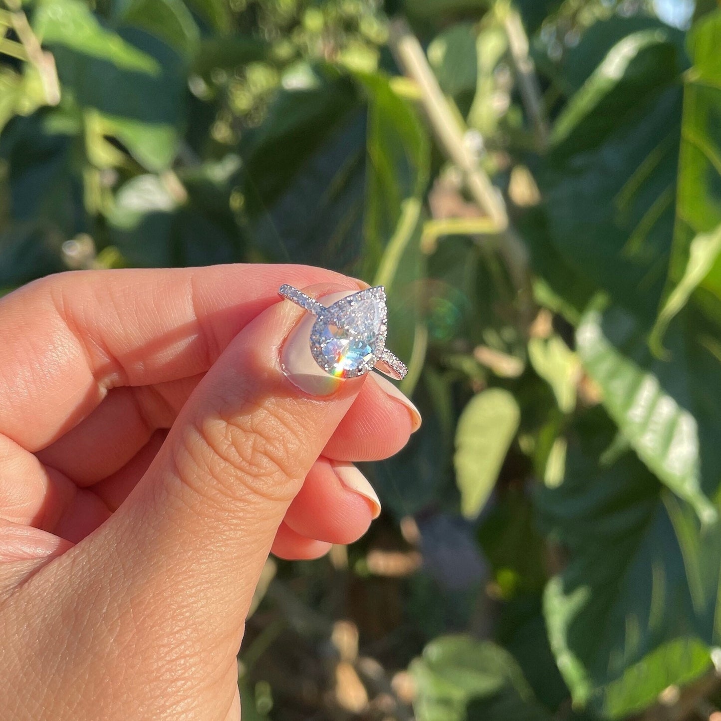 Anillo con halo de resplandor de pera