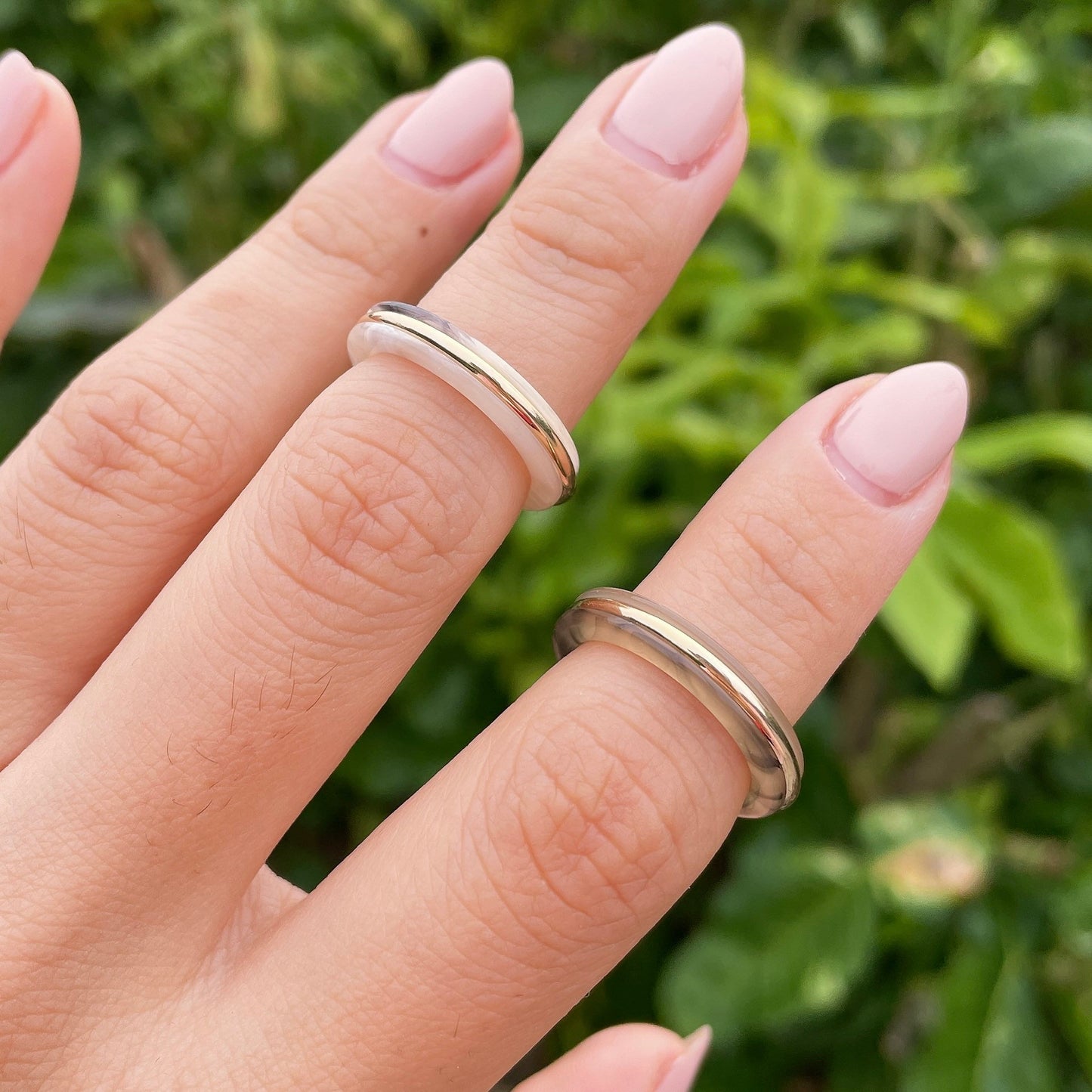 Banda de resina acrílica con incrustaciones de forro de oro, anillo de declaración de mármol de vidrio retro Y2K, regalo minimalista de moda, joyería coreana sostenible asequible