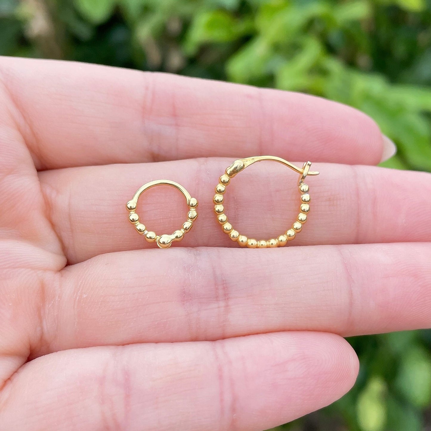 Pendientes Huggie de cuentas de oro, aros delicados minimalistas, pendientes chapados en oro de plata sólida 925 de 18 quilates, joyería coreana sostenible asequible