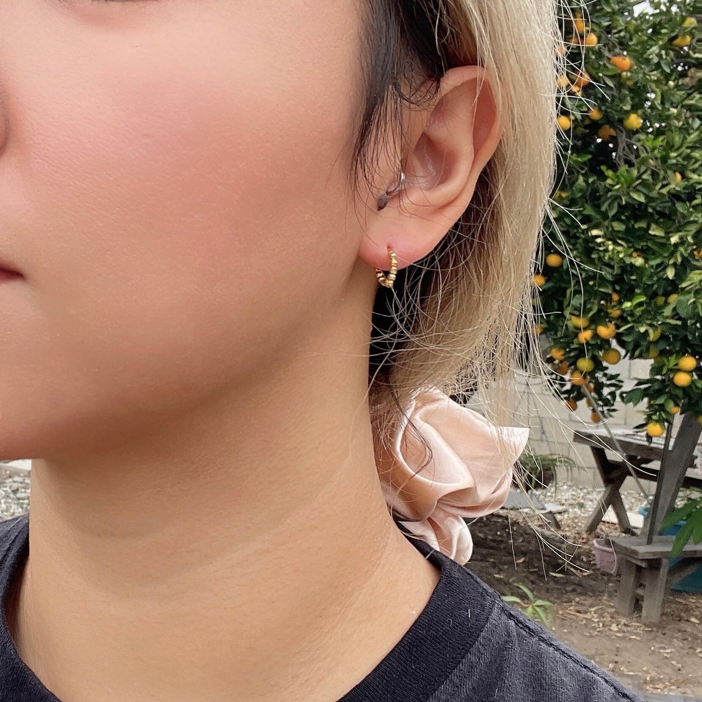 Pendientes Huggie de cuentas de oro, aros delicados minimalistas, pendientes chapados en oro de plata sólida 925 de 18 quilates, joyería coreana sostenible asequible